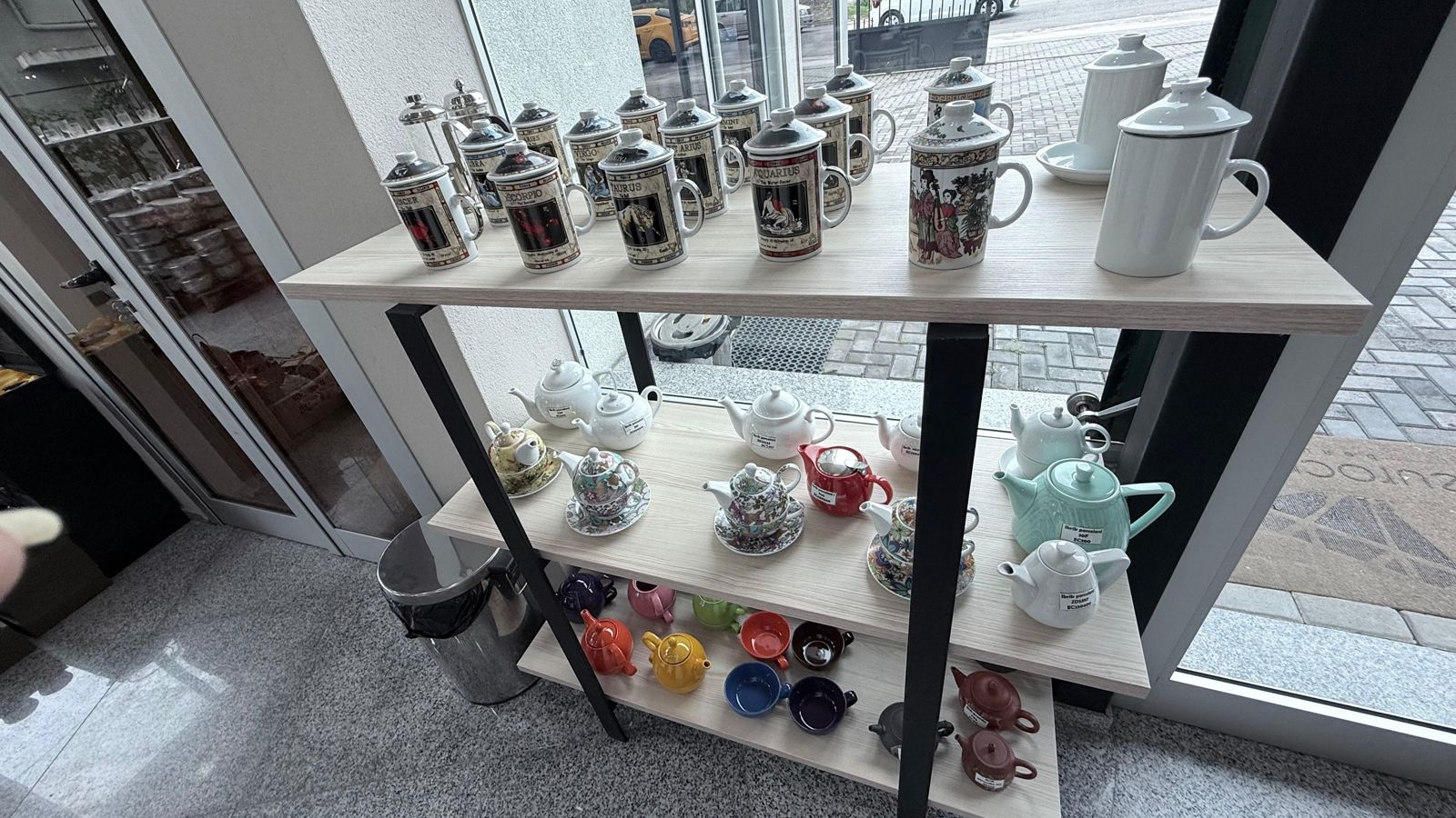 Filxhanë çaji me kapak, çajnikë porcelani dhe filxhanë me ngjyra