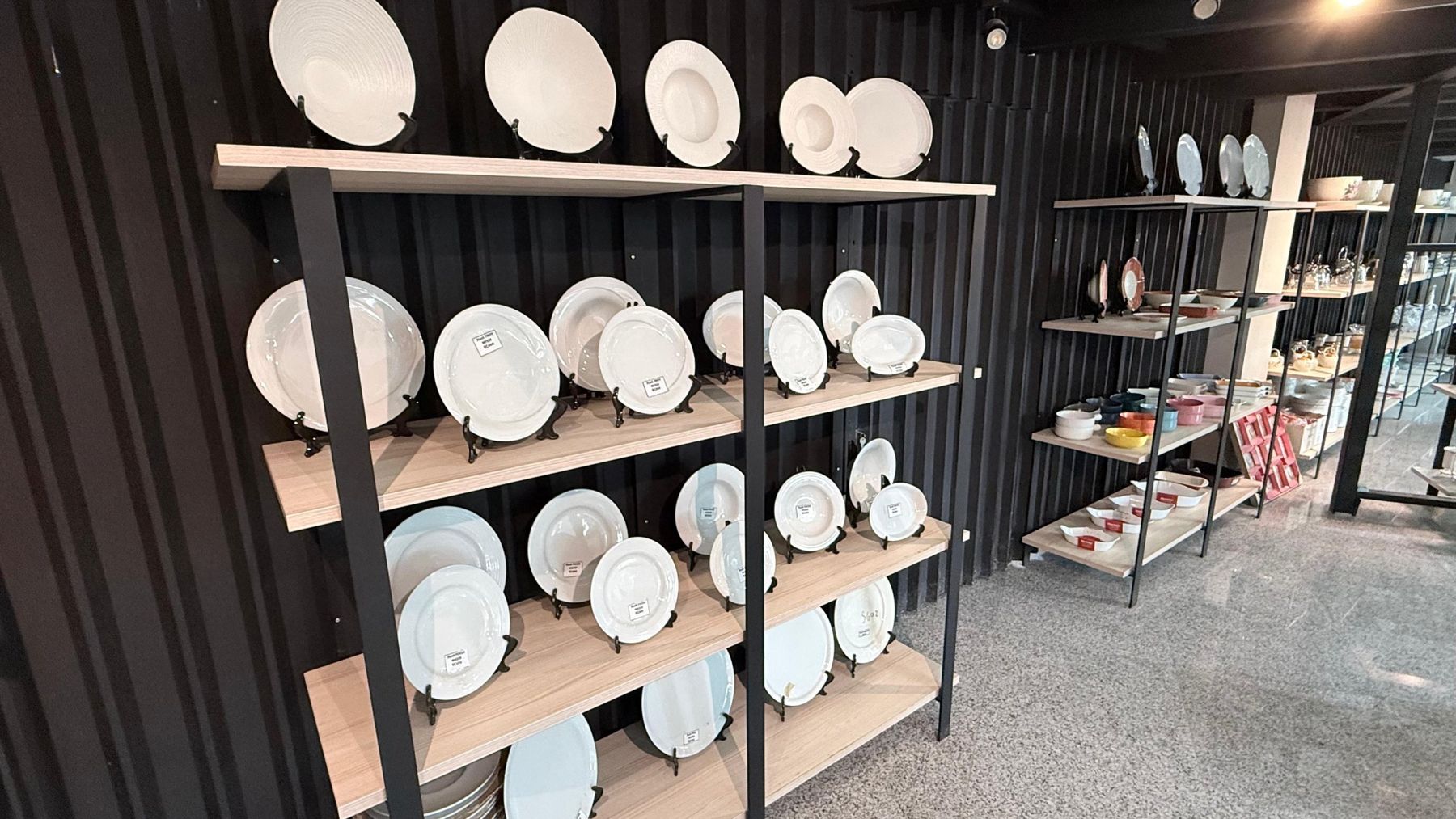 Seri pjatash të bardha të porcelanit